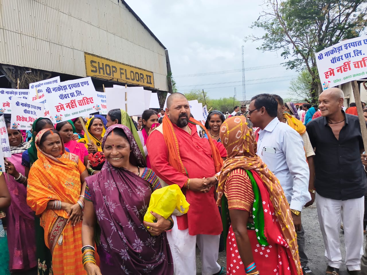 नहीं लगेगा साकरा में नाकोड़ा स्पॉत…27 जुन के लोकसुनवाई में बूढ़े से लेकर बच्चों ने किया, कंपनी लगाने का पुरजोर विरोध, साकरा एवं लखना के ग्रामीणों में लोकसुनवाई में विरोध प्रदर्शन कर पुरा प्रदेश में ईमानदारी का किया मिशाल पेश