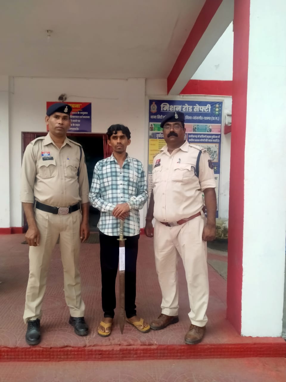 थाना जांजगीर क्षेत्र के ग्राम खोखरा में सार्वजनिक जगह पर लोहे का तलवारनुमा हथियार को लहराते हुए, लोगो को भयाक्रांत करने वाले युवक को किया गिरफ्तार थाना जांजगीर पुलिस की त्वरित कार्यवाही