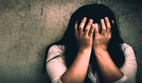 इलाज कराने आई युवती को देखकर बिगड़ी डॉक्टर की नीयत, केबिन में ले जाकर मिटाई हवस, अब सलाखों के पीछे पहुंचा आरोपी