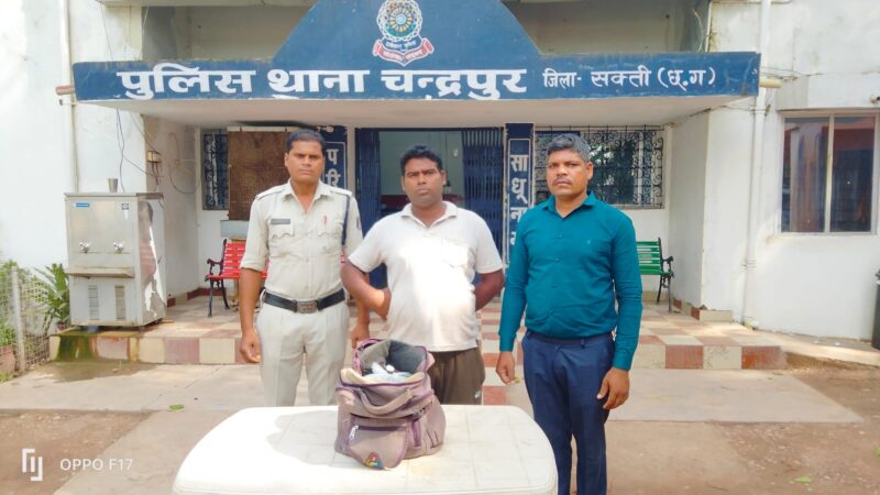 12 लीटर कच्ची महुआ शराब के साथ आरोपी गिरफ्तार