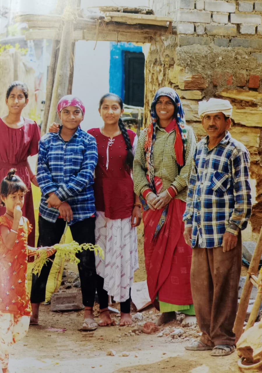 मुख्यमंत्री नोनी सशक्तिकरण योजना ने बदली पार्वती मिझी की ज़िंदगी : बेटियों के सपनों को मिली उड़ान