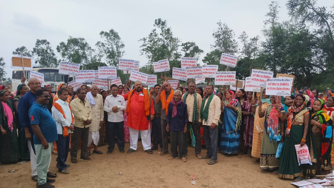 साकरा के जनता ने ईमानदारी का किया मिशाल पेश, नाकोड़ा स्पॉत एंड पॉवर लिमिटेड का विरोध करने वाले ग्राम साकरा एवं लखना ग्राम को दास जी साहू राष्ट्रीय उपभोक्ता संरक्षण फोरम के प्रदेश महासचिव एवं जिला अध्यक्ष , रायपुर जिला ने शाल एवं श्री फल से सम्मान करेगा