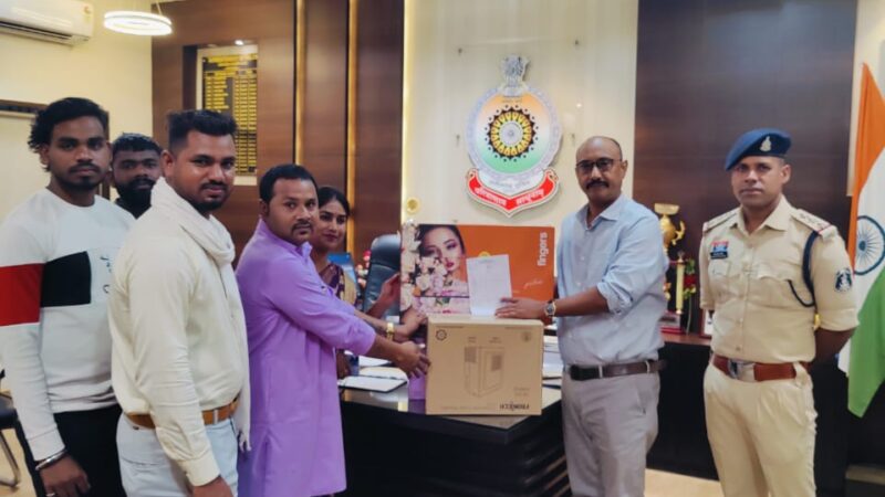 पुलिस अधीक्षक जांजगीर -चाम्पा द्वारा पामगढ़ क्षेत्र में संचालित मुस्कान दिप्ती निशुल्क सिलाई प्रशिक्षण केन्द्र को कम्प्यूटर सेट प्रदाय किया गया