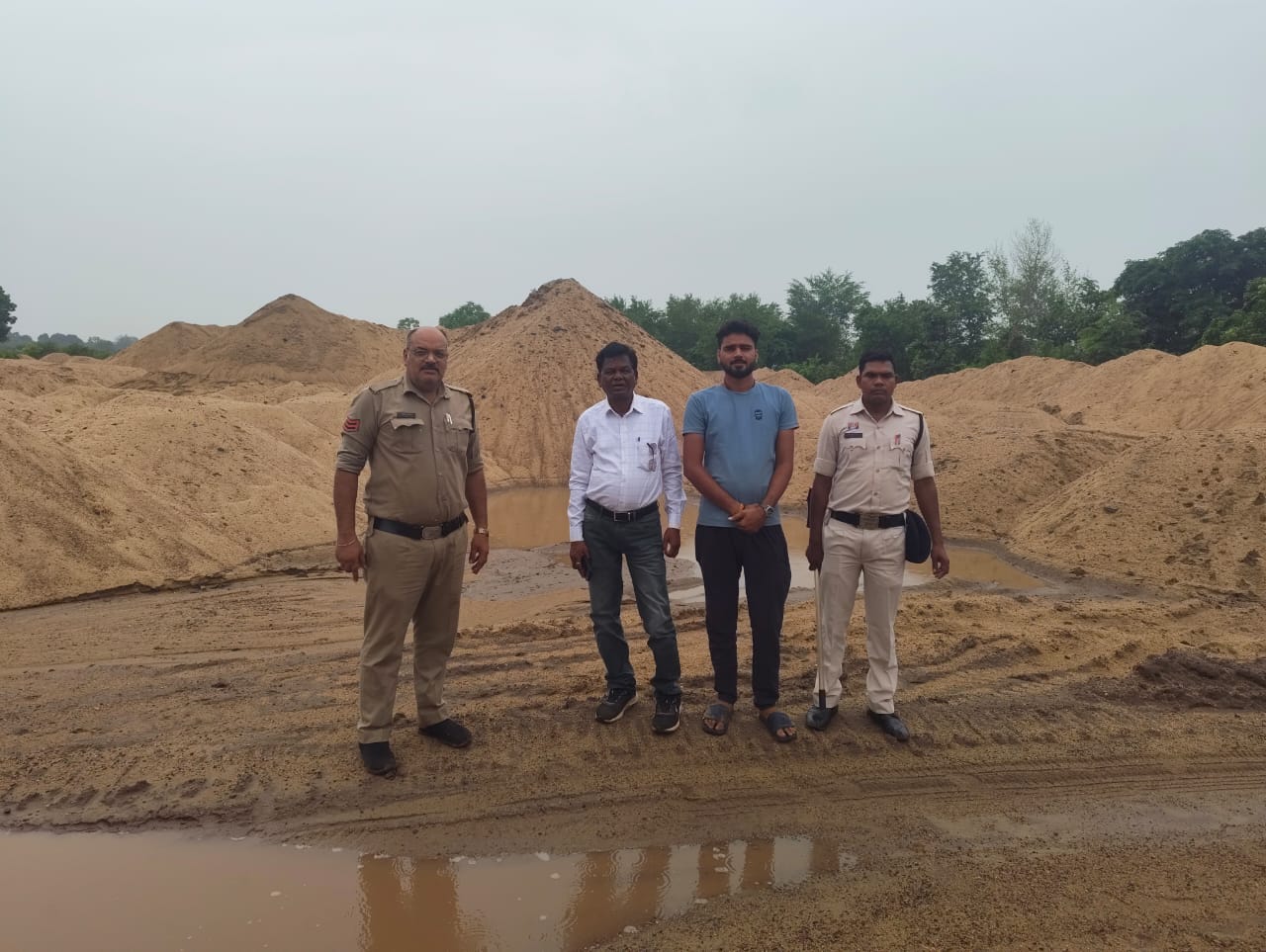 जांजगीर-चांपा में अवैध रेत उत्खनन पर पुलिस की बड़ी कार्रवाई: 87 वाहनों को किया गया जब्त