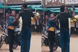गरियाबंद:- दिनदहाड़े बीच सड़क में राहगीर पर चाकू से हमला, लात घुसे से बेदम की पिटाई