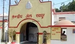 रायपुर जेल में हुई मारपीट से टूटा पैर! पति को ठेले में लेकर थाने पहुंची महिला