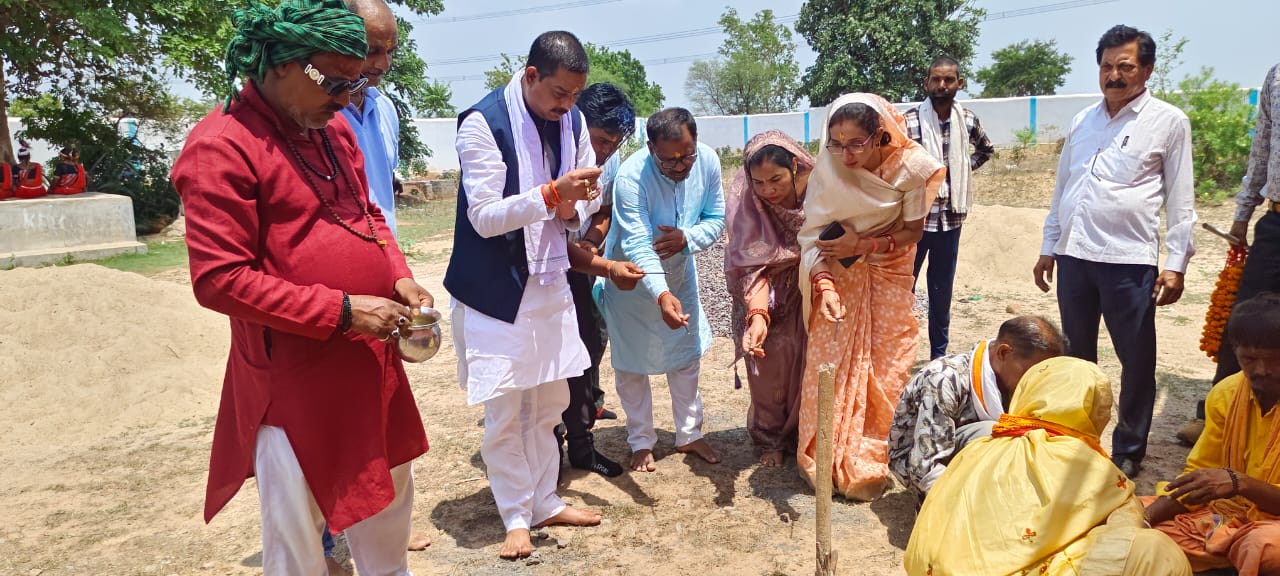 जैजैपुर विधायक बालेश्वर साहू ने कोटेतरा के हाई स्कूल प्रांगण में सी सी रोड़ के भूमि पूजन कार्यक्रम में हुए शामिल