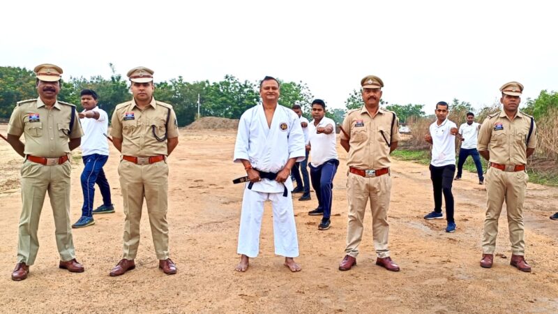 पुलिस जवानों को शारीरिक/मानसिक रूप से फिट रखने एवं क्षमताओं और कौशल को बढ़ाने के लिए पुलिस लाइन जांजगीर में कराया जा रहा है रिफ्रेशर कोर्स का प्रशिक्षण