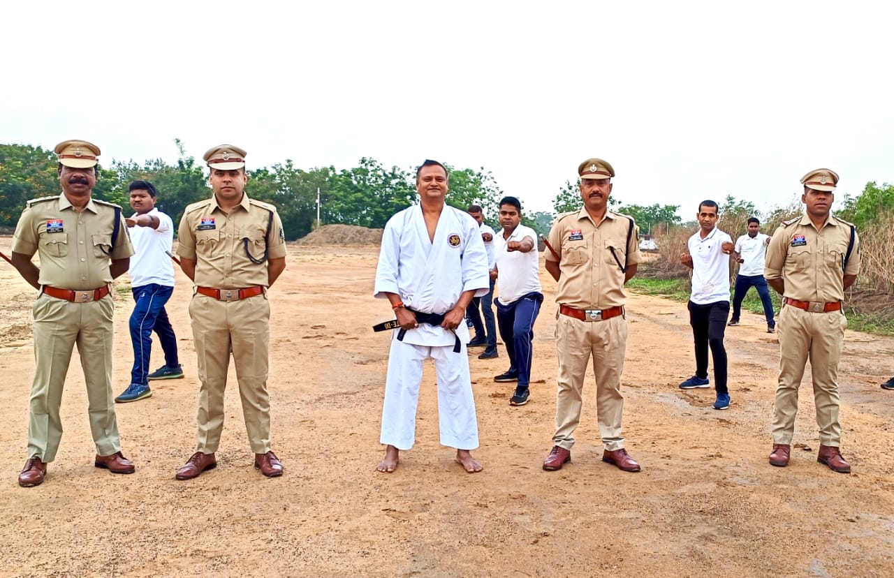 पुलिस जवानों को शारीरिक/मानसिक रूप से फिट रखने एवं क्षमताओं और कौशल को बढ़ाने के लिए पुलिस लाइन जांजगीर में कराया जा रहा है रिफ्रेशर कोर्स का प्रशिक्षण
