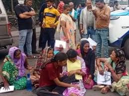 युवती की लाश सड़क में रखकर प्रदर्शन, जांच की मांग