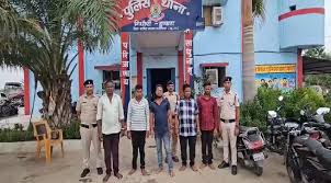 मारपीट करने वालों पर एक्शन: मुखबिरी के शक में युवक को खंभे से बांधकर मारपीट करने वाले पांच आरोपी गिरफ्तार, एक फरार