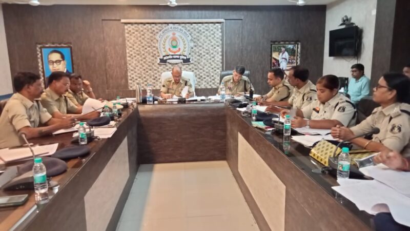 पुलिस अधीक्षक जांजगीर- चाम्पा विजय कुमार पाण्डेय (IPS) ने जिले के समस्त राजपत्रित अधिकारियों एवं थाना/चौकी प्रभारियों का अपराध समीक्षा आहूत बैठक लिया गया