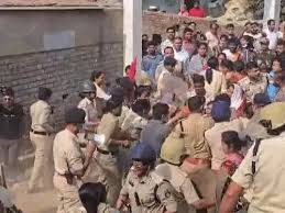रायगढ़ में पुलिस फोर्स और ग्रामीणों के बीच हुई झूमाझटकी