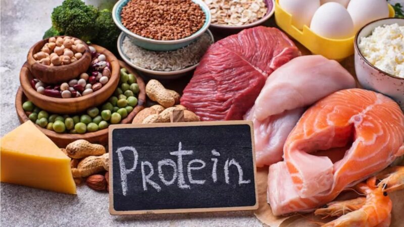 Protein की कमी होने पर शरीर चुपके से देता है 5 संकेत, अनदेखा करने की भूल पड़ जाएगी भारी