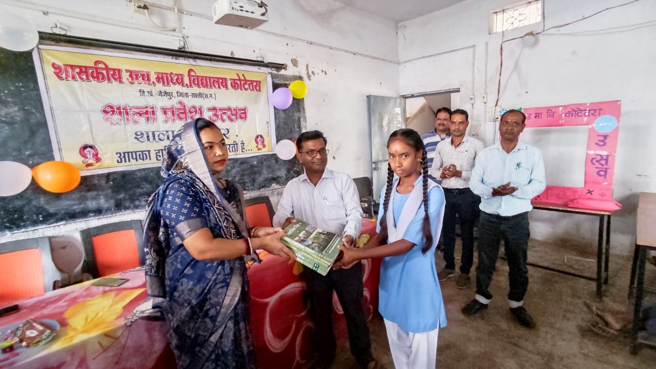 शाला प्रवेशोत्सव में शामिल हुए सरपँच श्रीमती सुनीता रमेश साहू