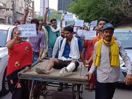 जेल के भीतर पिटवाने के आरोप में शिक्षक निलंबित