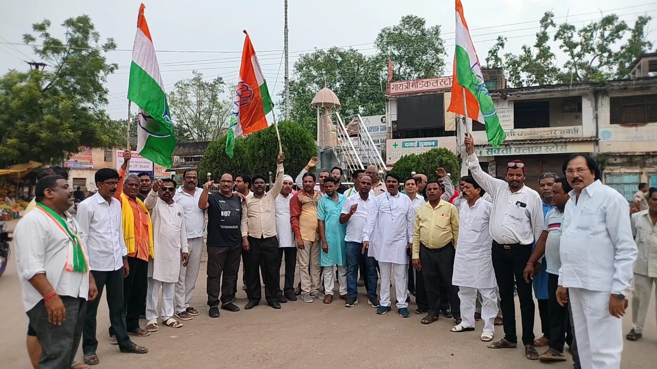 पूर्व मुख्यमंत्री के पुत्र के खिलाफ ई डी के कार्यवाही के विरोध में पुतला दहन किया काग्रेसियों ने