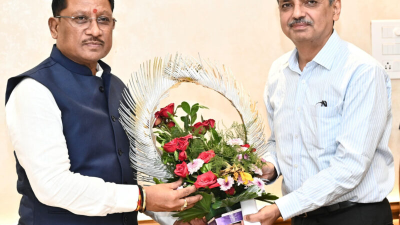 मुख्यमंत्री साय से भारत सरकार में भूमि संसाधन सचिव ने की सौजन्य भेंट
