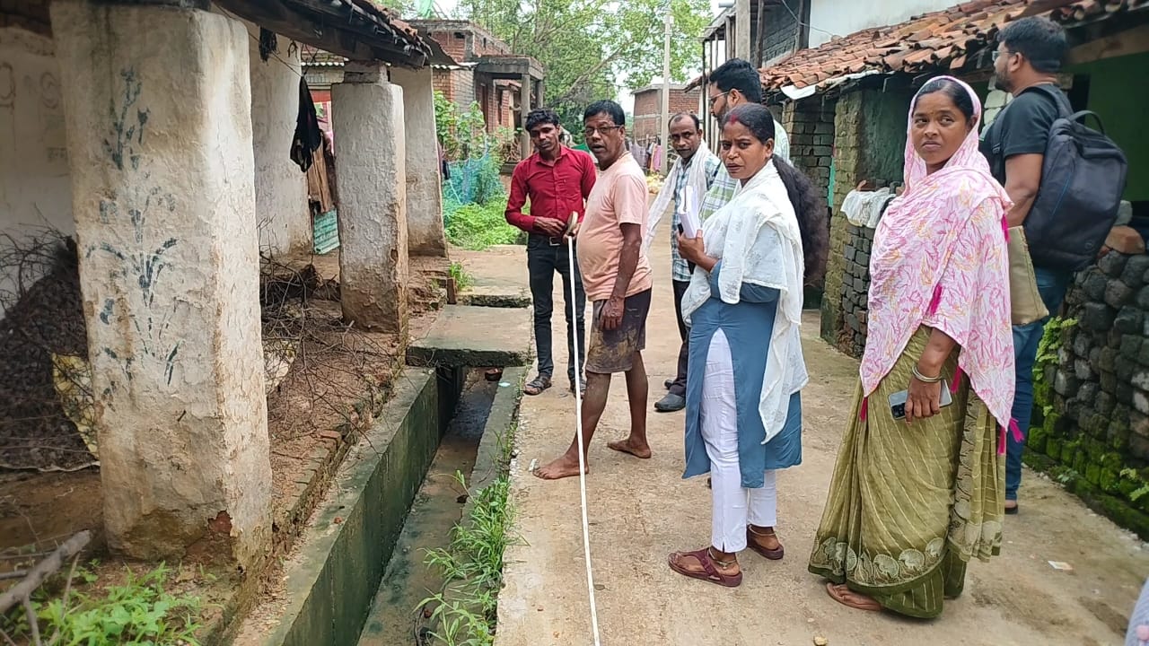 मनरेगा तकनिकी सहायक बना ठेकेदार नाली निर्माण में एस्टीमेट के आधार पर नहीं बनाया नाली स्वयं किया मूल्यांकन 19 लाख की नाली का लगभग 13 लाख रुपया किया आहरण अधूरा बिना ढक्कन के नाली