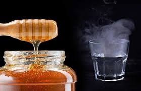 गुनगुने पानी में शहद मिलाकर पिएं, सेहत के लिए वरदान से कम नहीं हनी वॉटर