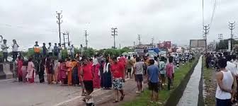 हाईवे में प्रोफेसर कॉलोनी के लोगों ने किया चक्काजाम
