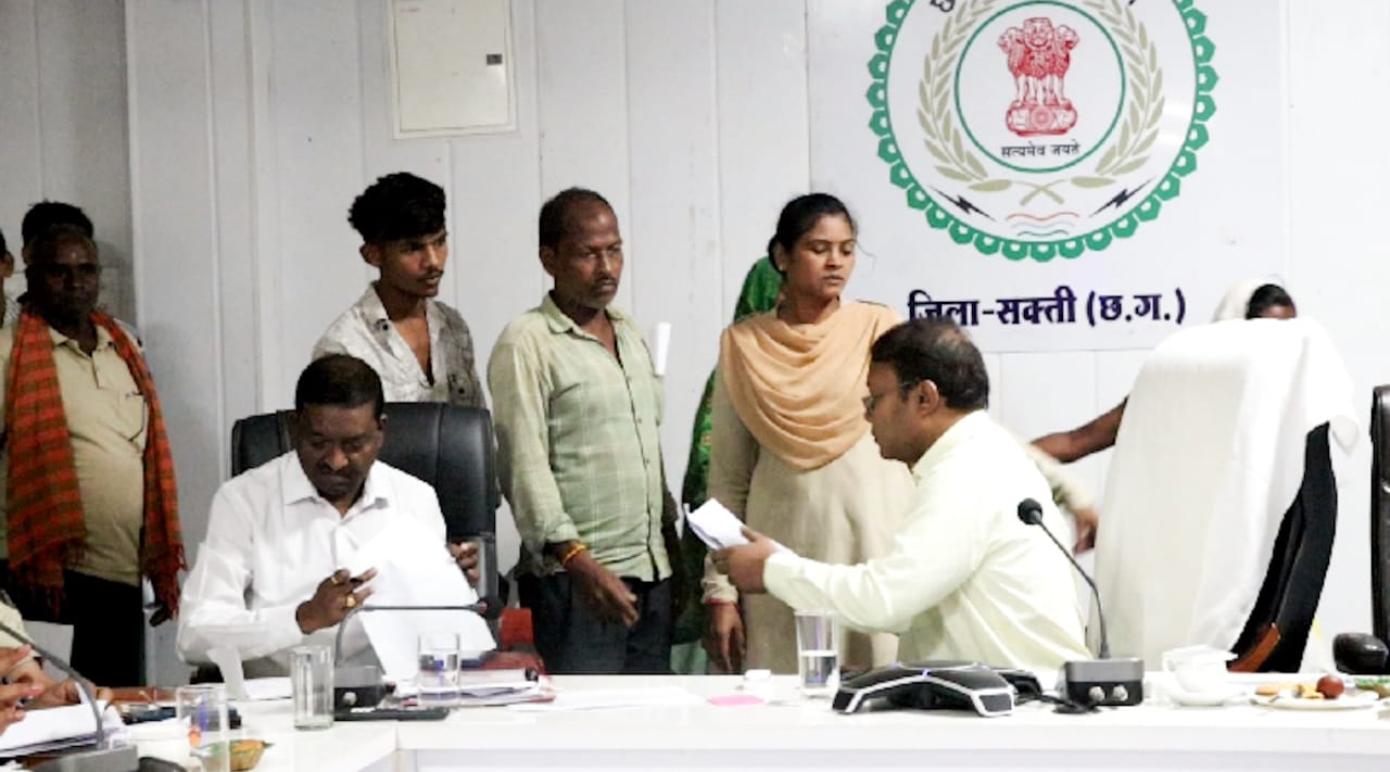 कलेक्टर ने जनदर्शन में सुनी आमजनों की विभिन्न समस्याएं,17  आवेदन हुए प्राप्त