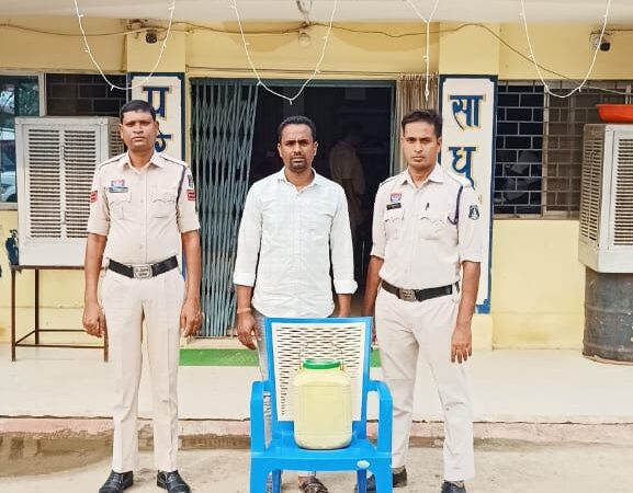 डभरा पुलिस की लगातार कार्यवाही : 15 लीटर कच्ची महुआ शराब के साथ आरोपी गिरफ्तार