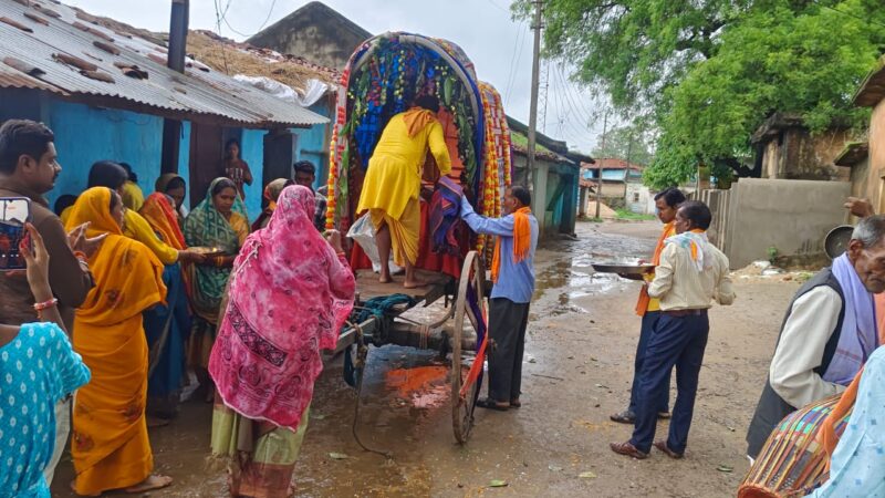 भगवान जगन्नाथ की वापसी रथयात्रा में उमड़ा श्रद्धालुओं का जनसैलाब कोटेतरा में भक्तिमय माहौल, रथ खींचने को उमड़े श्रद्धालु, शांतिपूर्ण सम्पन्न हुआ आयोजन