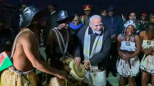 जब खुद ढोल बजाने लगे PM मोदी… नामीबिया पहुंचे भारत के प्रधानमंत्री का पारंपरिक डांस से स्वागत
