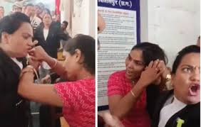 फैमिली कोर्ट में वकील और फरियादी के बीच मारपीट