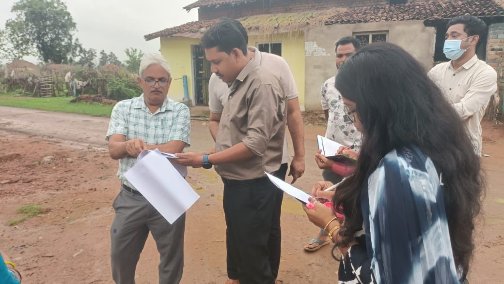स्वास्थ्य मंत्री श्याम बिहारी जायसवाल के निर्देश पर डायरिया प्रभावित ग्रामों में संचालनालय के अधिकारियों ने किया दौरा