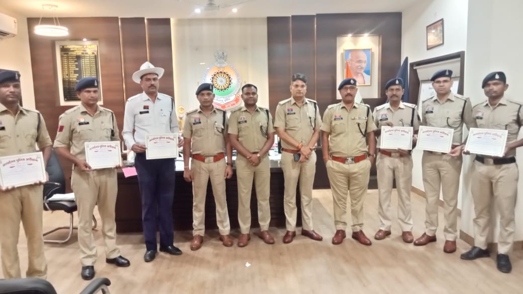 पुलिस अधीक्षक जांजगीर- चांपा के द्वारा जिले में अच्छे एवं उत्कृष्ट कार्य करने वाले पुलिसकर्मियों को पुरस्कृत करने के लिए उत्कृष्ट पुलिसकर्मी पुरस्कार प्रारंभ किया गया