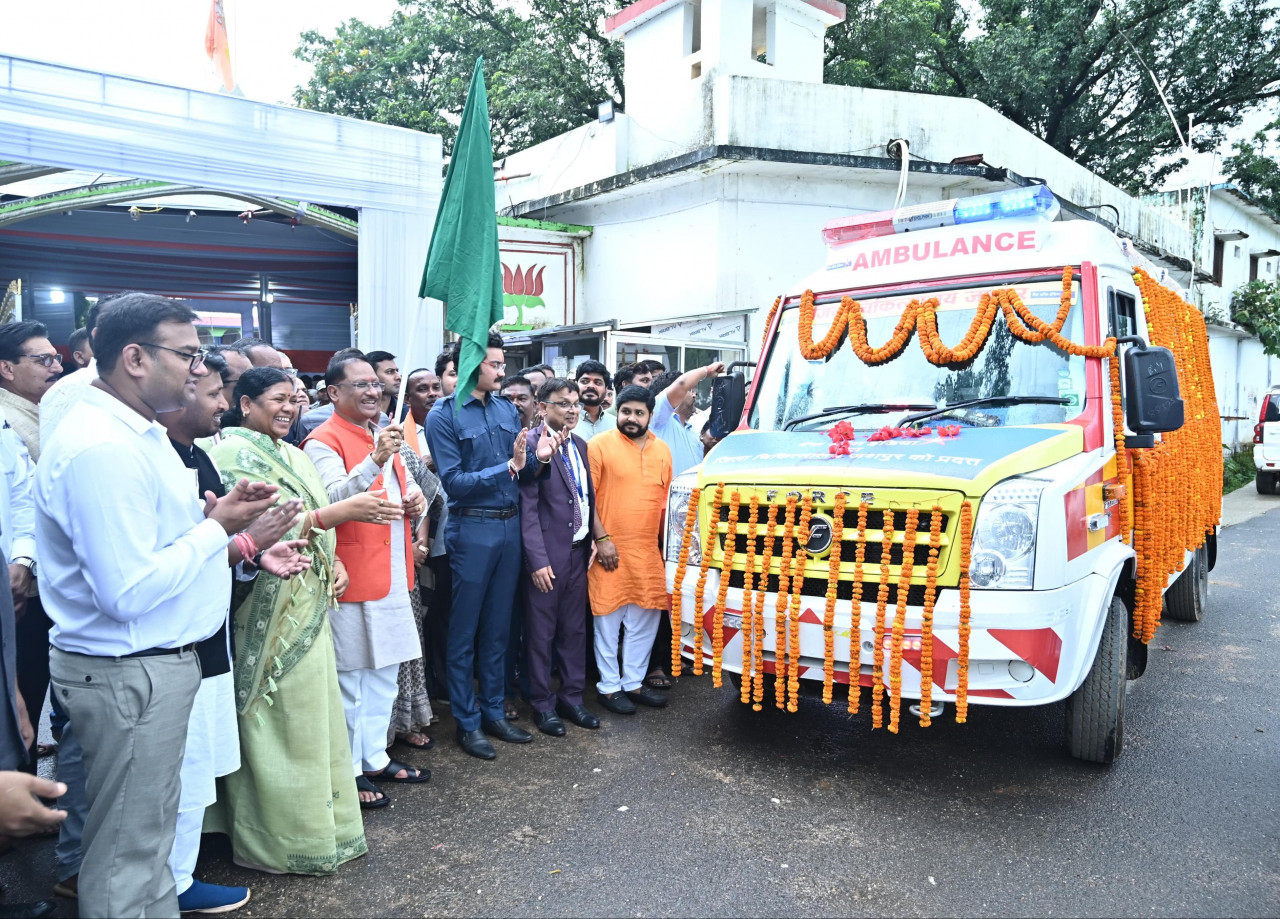 मुख्यमंत्री विष्णु देव साय ने आधुनिक एम्बुलेंस को दिखायी हरी झंडी: ग्रामीण इलाकों को मिलेगा आपातकालीन स्वास्थ्य लाभ
