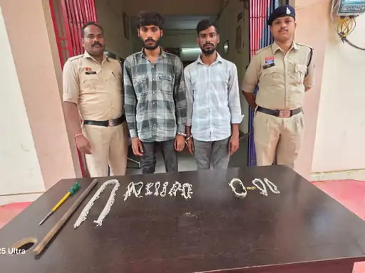 छत्तीसगढ़ के धमतरी में एक शिक्षक दंपती के सूने मकान में हुई चोरी मामले में पुलिस ने दो आरोपियों को पकड़ा
