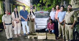अभनपुर में पकड़ी गई नकली शराब: देशी में नकली होलोग्राम, फर्जी स्टीकर वाली शराब से भरी थी कार