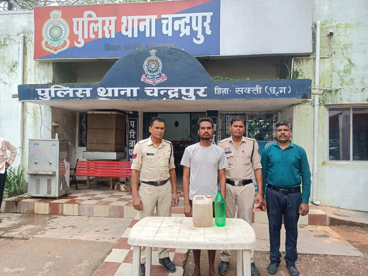 07 लीटर कच्ची महुआ शराब के साथ आरोपी गिरफ्तार चन्द्रपुर पुलिस की लगातार कार्यवाही