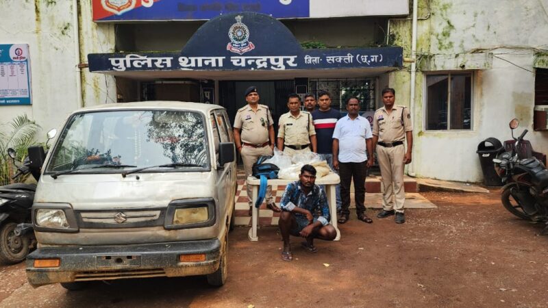सील्वर कलर का ओमनी वाहन में परिवहन करते हुए 50 लीटर कच्ची महुआ शराब के साथ आरोपी गिरफ्तार चन्द्रपुर पुलिस की लगातार बड़ी कार्यवाही