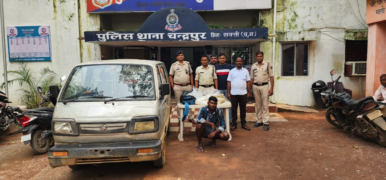 सील्वर कलर का ओमनी वाहन में परिवहन करते हुए 50 लीटर कच्ची महुआ शराब के साथ आरोपी गिरफ्तार चन्द्रपुर पुलिस की लगातार बड़ी कार्यवाही