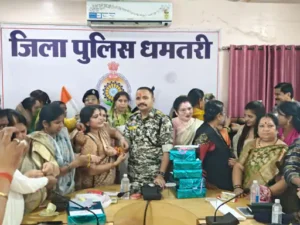 भाजपा महिला मोर्चा ने सरहद और नक्सल क्षेत्र में तैनात जवानों के लिए 5 हजार से अधिक राखियां भेजी