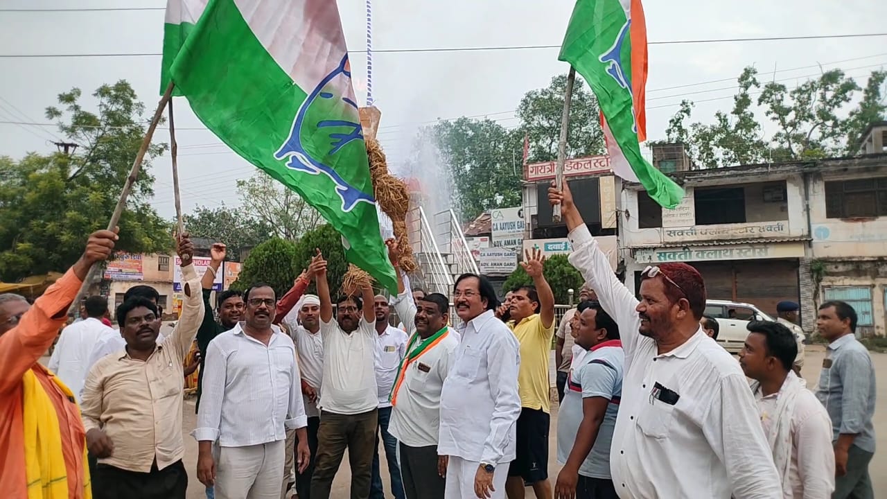 पूर्व मुख्यमंत्री के पुत्र के खिलाफ ई डी के कार्यवाही के विरोध में पुतला दहन किया काग्रेसियों ने