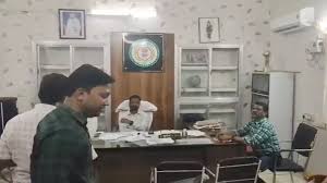 तहसील कार्यालय में ACB की रेड: रिश्वत लेते हुए बड़े बाबू को पकड़ा