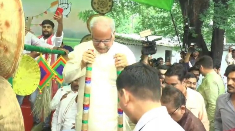 पूर्व सीएम बघेल ने गेड़ी चढ़कर मनाया हरेली तिहार, आई बेटे चैतन्य की याद, कही यह बात