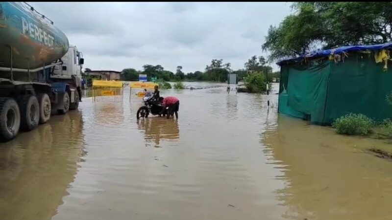 हसौद पुल पानी में डूबा , नहा रहे हैं बच्चे, प्रशासन बेखबर..भेड़ी कोना पुल पर लगे बेरीकेट्स