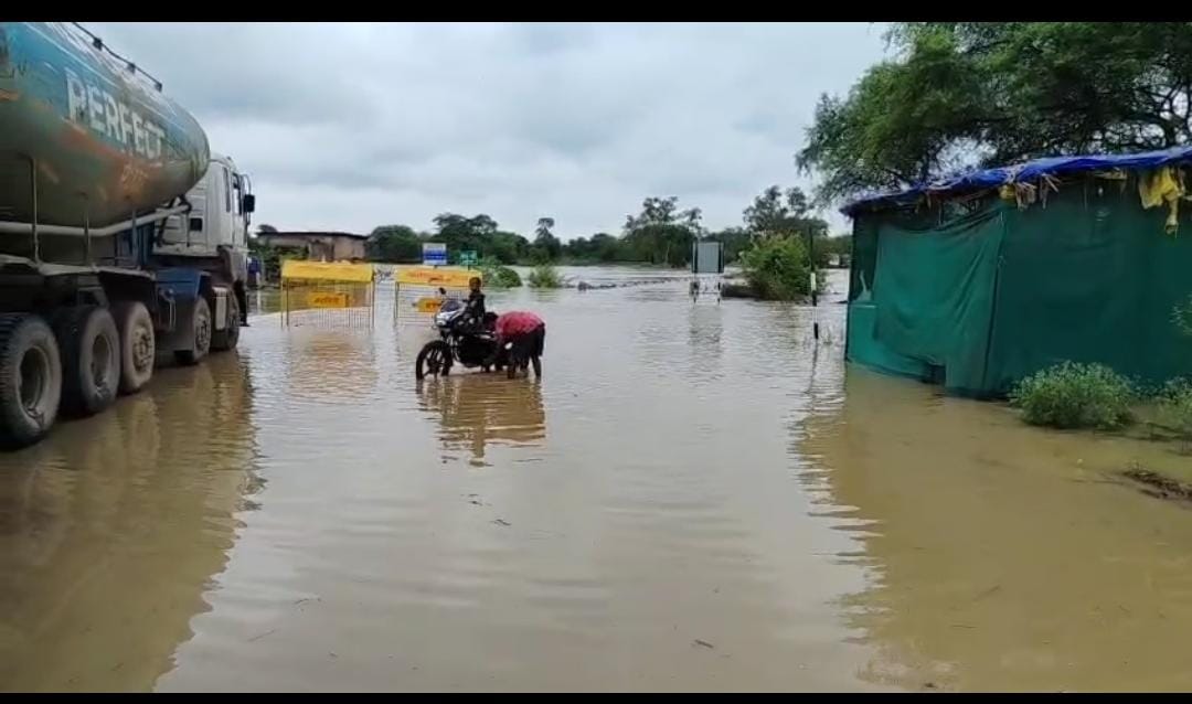 हसौद पुल पानी में डूबा , नहा रहे हैं बच्चे, प्रशासन बेखबर..भेड़ी कोना पुल पर लगे बेरीकेट्स