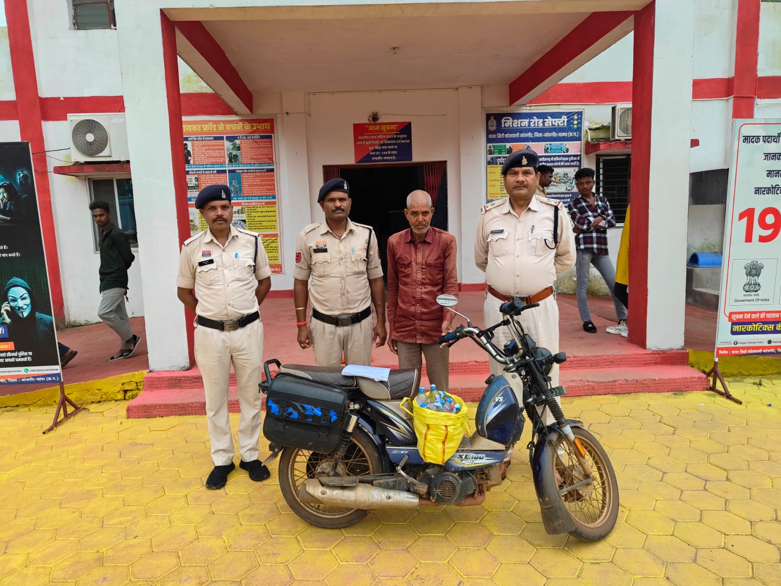 जिले में गठित रिस्पॉन्स टीम की सक्रियता से 30 पाव देशी प्लेन शराब के साथ अवैध रूप से परिवहन करते हुए आरोपी को किया गिरफ्तार