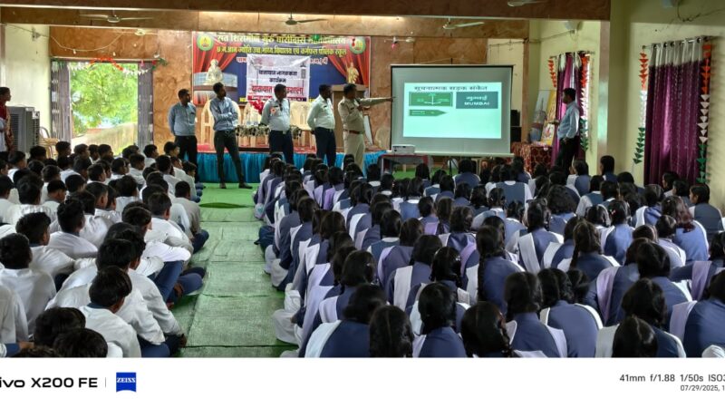 यातायात पुलिस जांजगीर द्वारा थाना पामगढ़ क्षेत्र के ज्ञान ज्योति हायर सेकेंडरी स्कूल में यातायात/सायबर जागरूकता कार्यक्रम का आयोजन किया गया