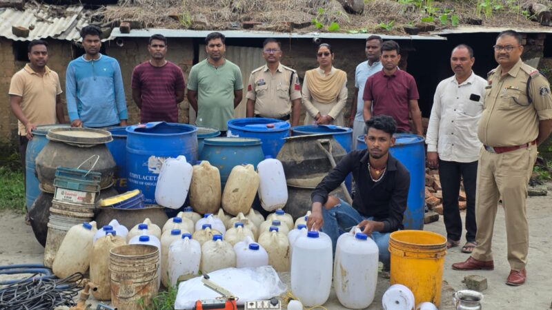 अवैध कच्ची महुआ शराब बनाने वाले आरोपी के ठिकाने पर थाना शिवनारायण पुलिस का प्रहार