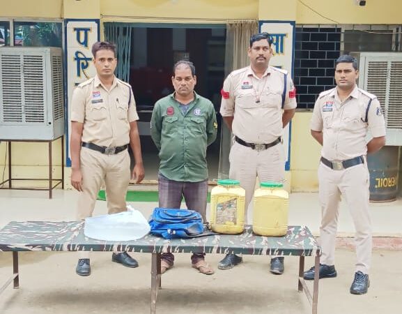65 लीटर कच्ची महुआ शराब के साथ 02 आरोपी गिरफ्तार
