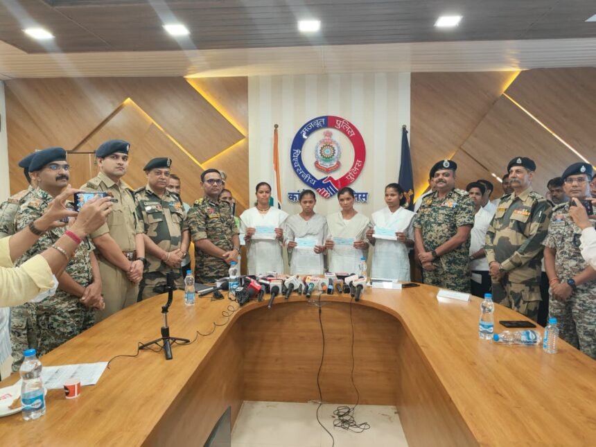 सुरक्षाबलों को बड़ी सफलता, 62 लाख के ईनामी 13 नक्सलियों ने किया सरेंडर