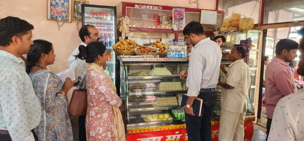 खाद्य एवं औषधि प्रशासन की टीम ने दुकानों एवं मेले में खाद्य पदार्थो का किया परीक्षण